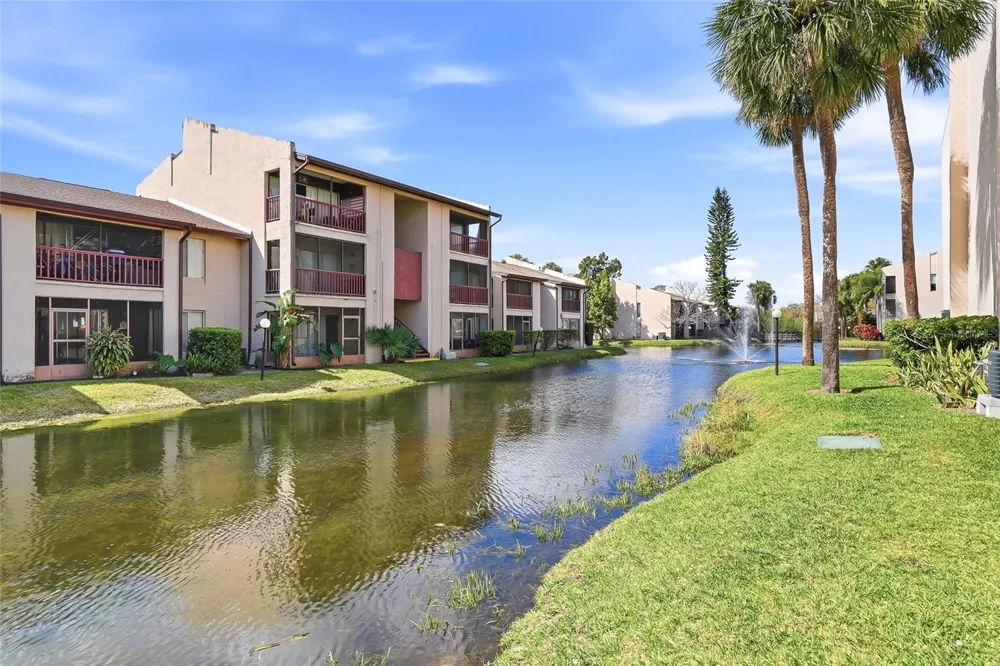 8602 CHAMPLAIN COURT #90 Tampa, FL 33614