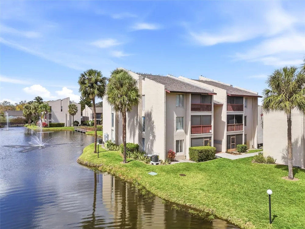 8602 CHAMPLAIN COURT #90 Tampa, FL 33614
