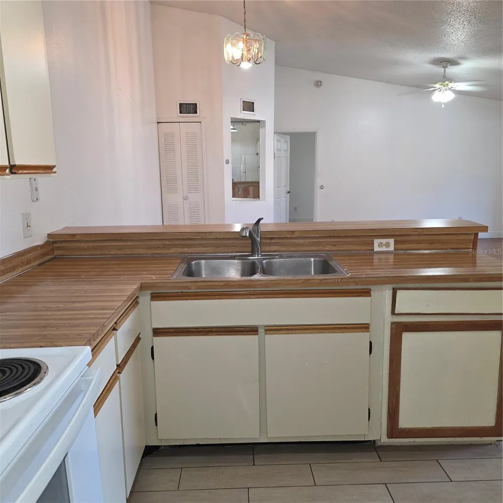 6031 SCOTCHWOOD GLEN #204 Orlando, FL 32822