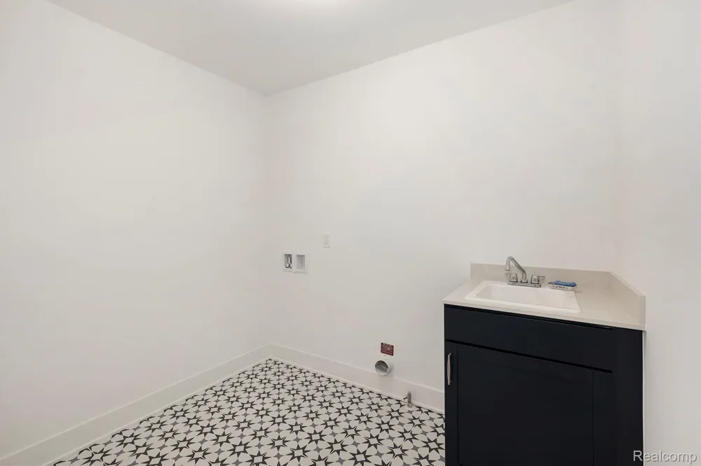 7699 Orchard Lane Washington Township, MI 48095