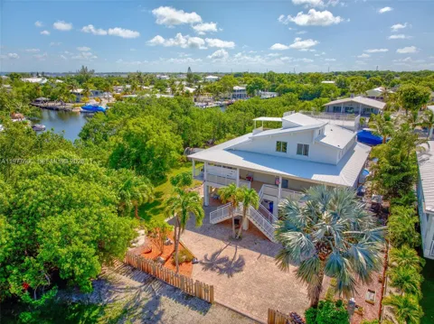 894 Ellen Dr