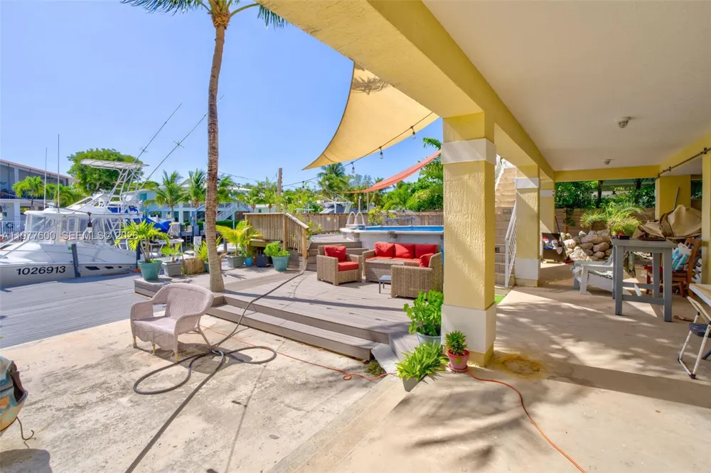 894 Ellen Dr Key Largo, FL 33037