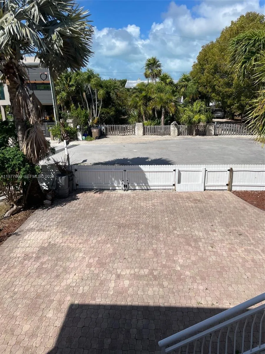 894 Ellen Dr Key Largo, FL 33037