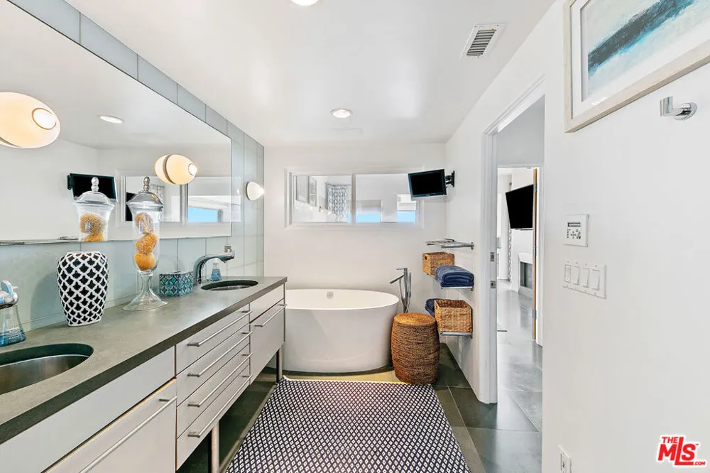 1341 Palisades Beach Road Santa Monica, CA 90401