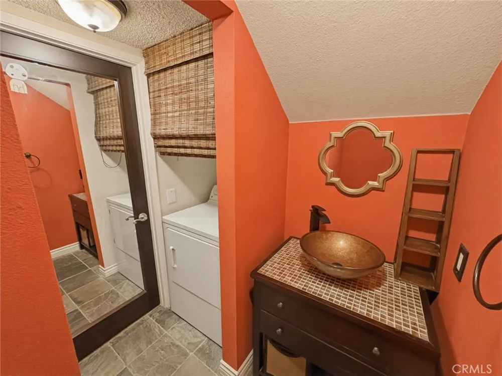 18408 Hatteras #19 Tarzana, CA 91356