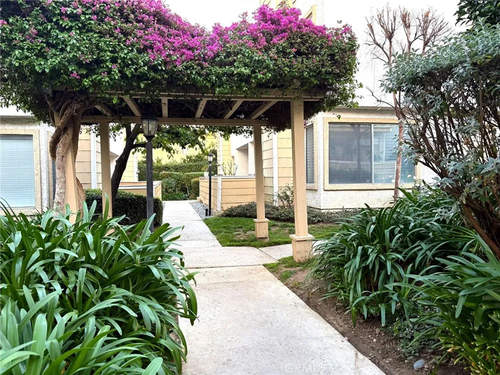 18408 Hatteras #19 Tarzana, CA 91356
