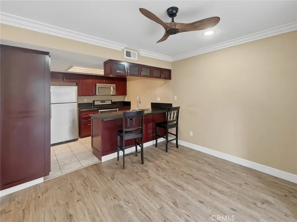 18408 Hatteras #19 Tarzana, CA 91356