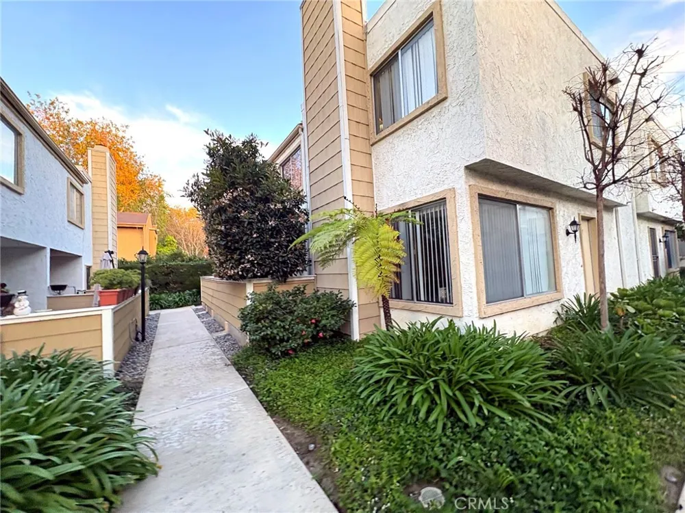 18408 Hatteras #19 Tarzana, CA 91356