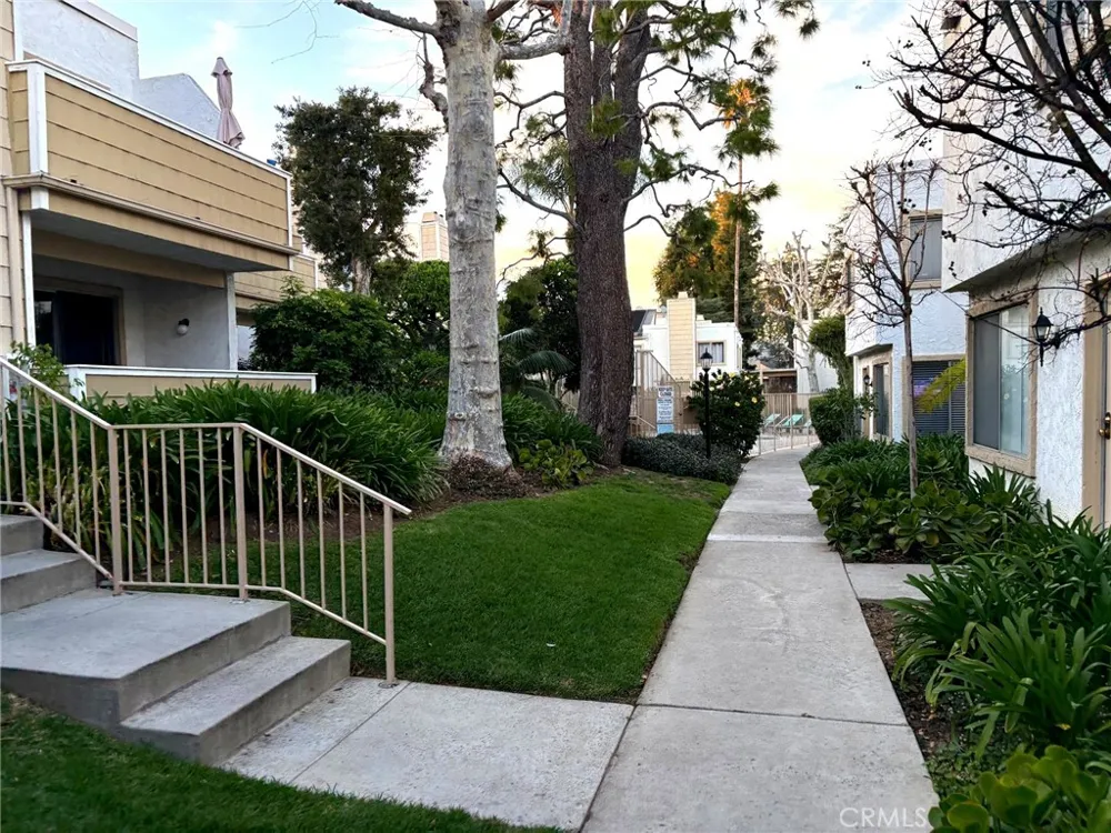 18408 Hatteras #19 Tarzana, CA 91356