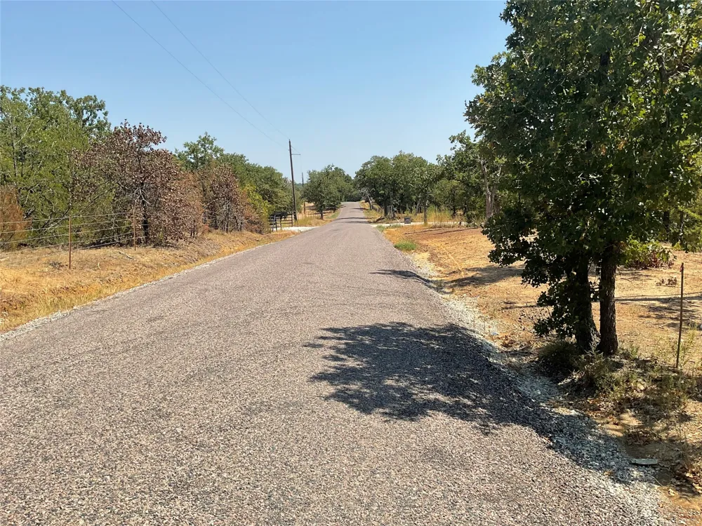 209 Red Top Road Valley View, TX 76272