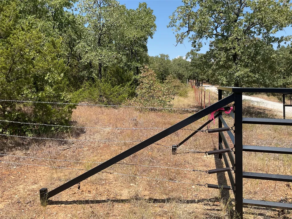 209 Red Top Road Valley View, TX 76272