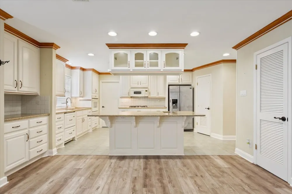 120 Wooded Crest Drive Woodway, TX 76712
