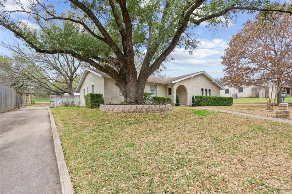 120 Wooded Crest Drive Woodway, TX 76712