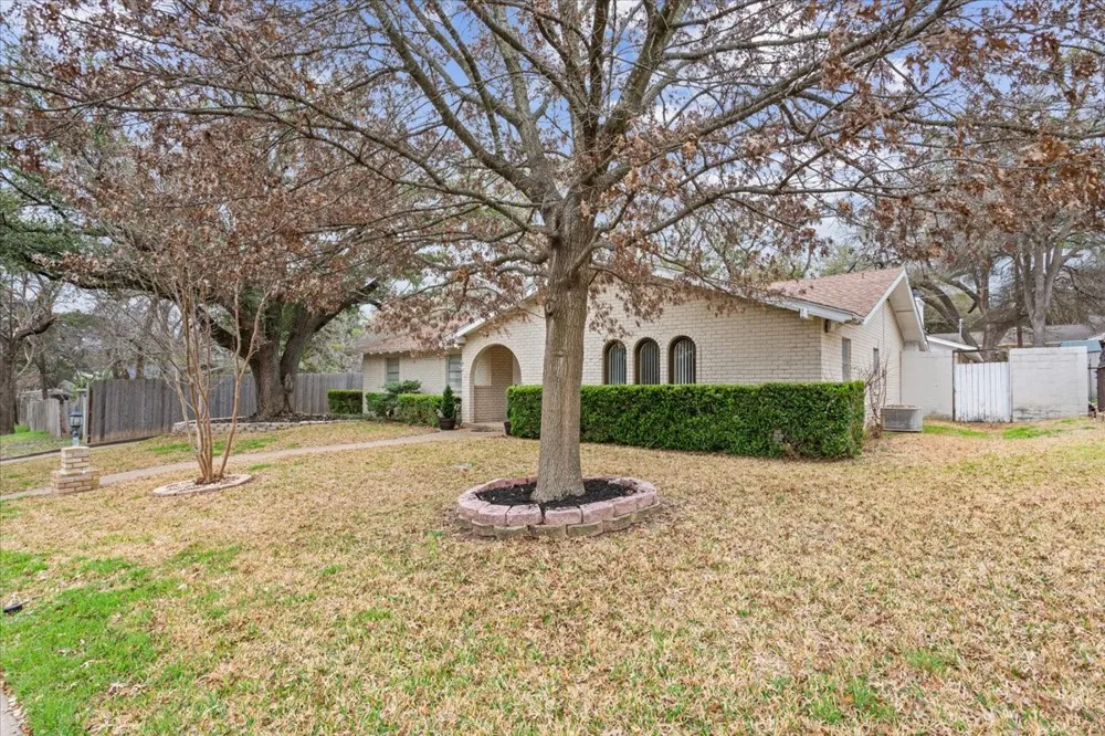 120 Wooded Crest Drive Woodway, TX 76712