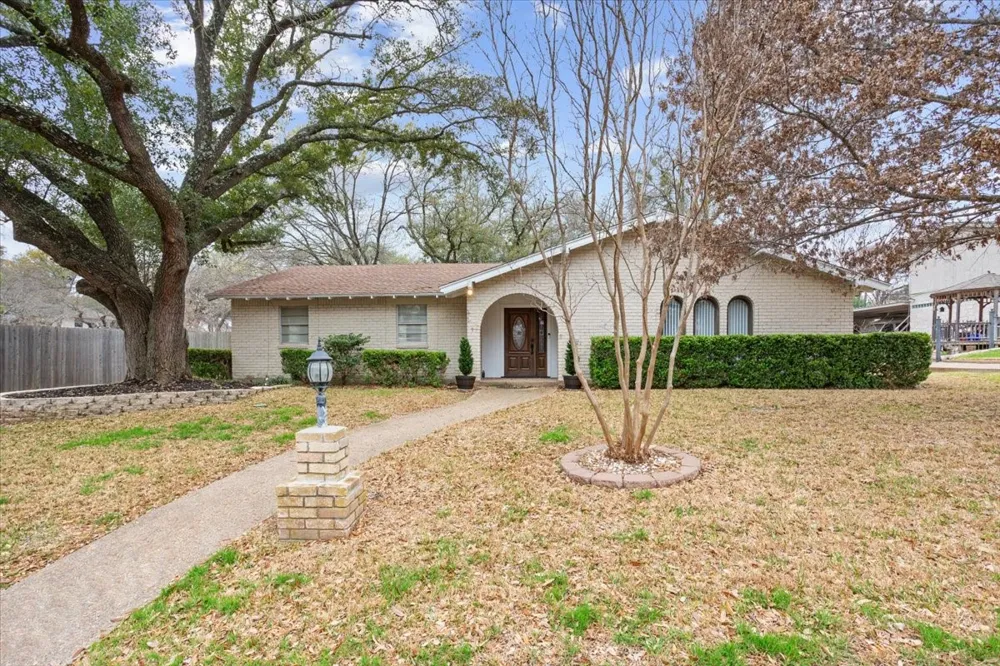 120 Wooded Crest Drive Woodway, TX 76712