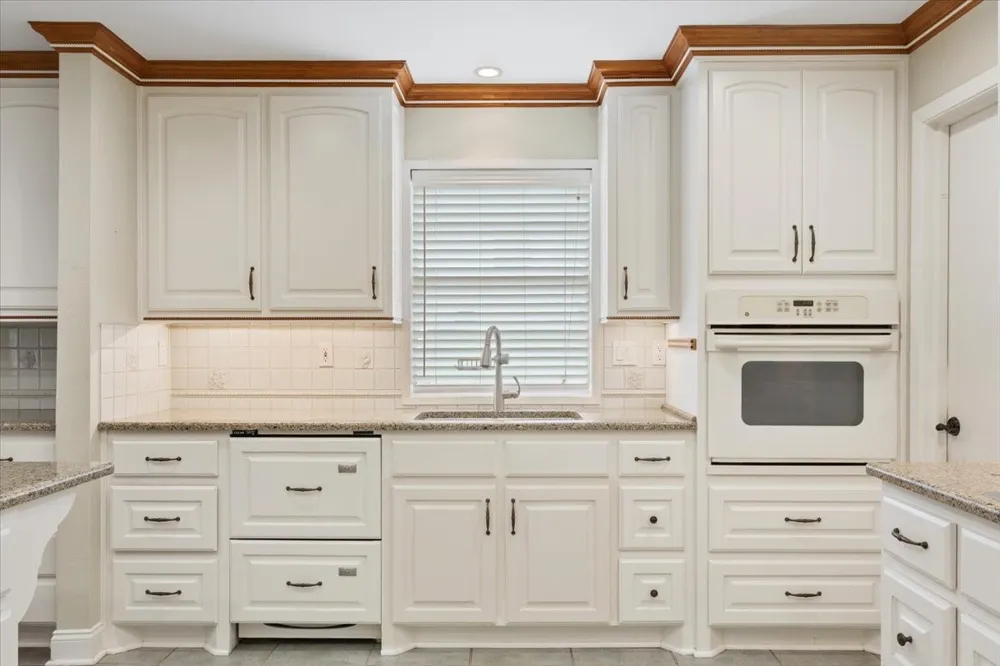 120 Wooded Crest Drive Woodway, TX 76712