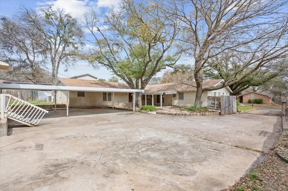 120 Wooded Crest Drive Woodway, TX 76712