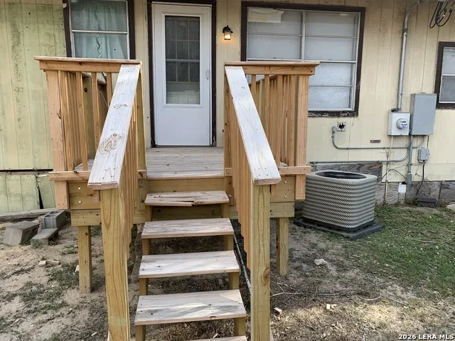 114 6th Natalia, TX 78059