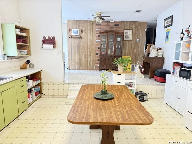 114 6th Natalia, TX 78059