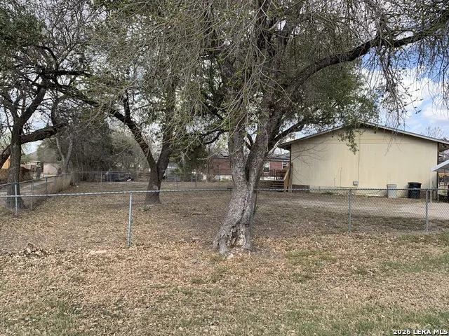 114 6th Natalia, TX 78059