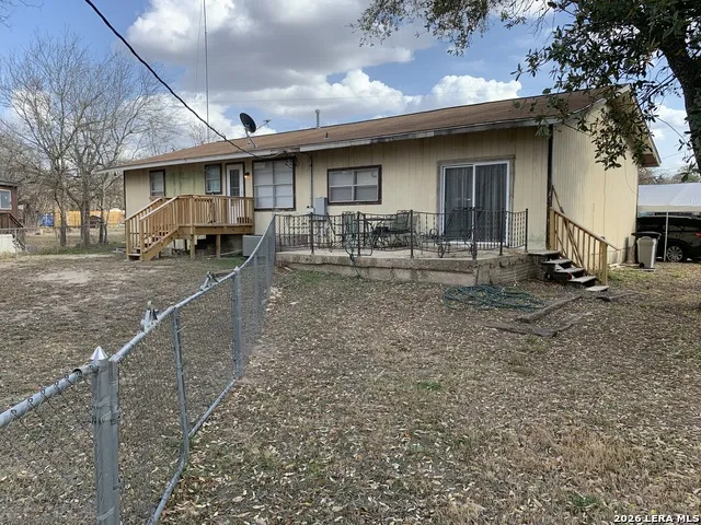 114 6th Natalia, TX 78059