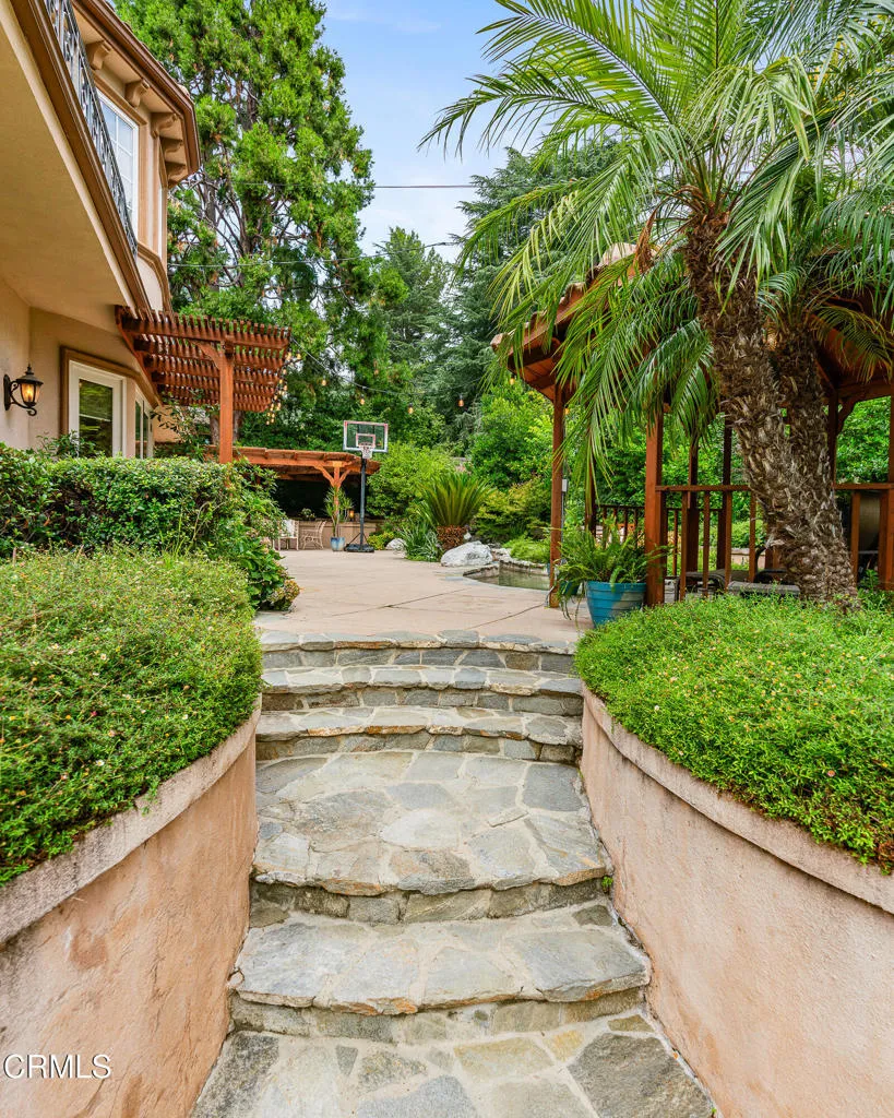 1737 Fairmount Avenue La Canada Flintridge, CA 91011