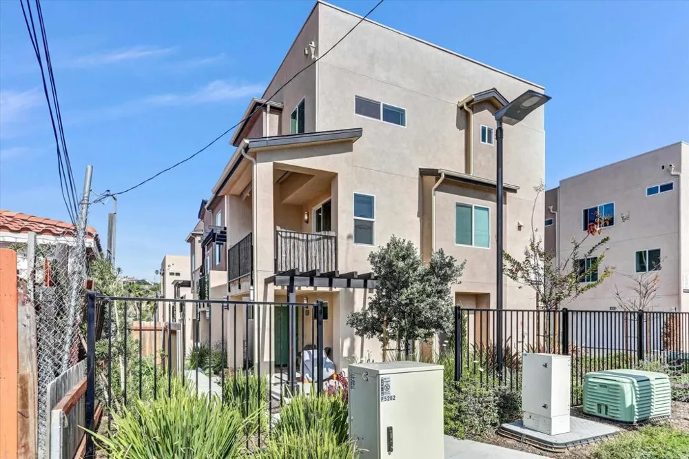 402 Creekside Cir San Diego, CA 92114