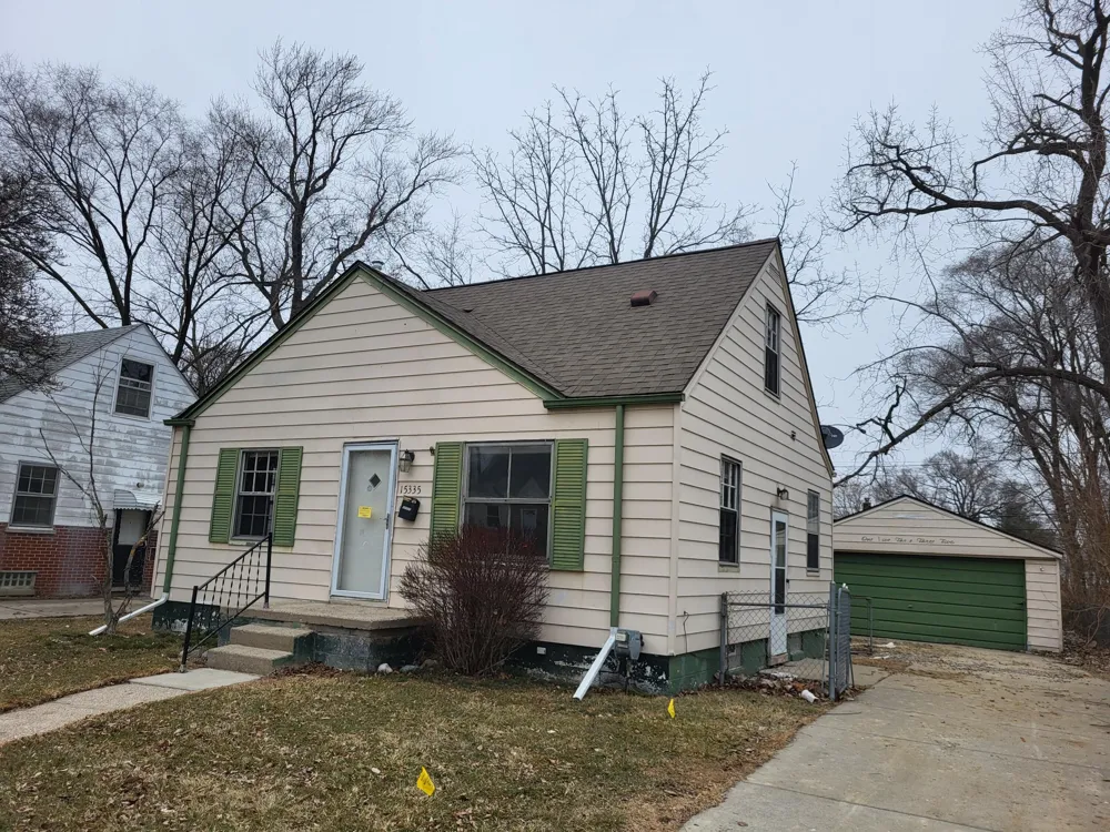 15335 Semrau Avenue Eastpointe City, MI 48021