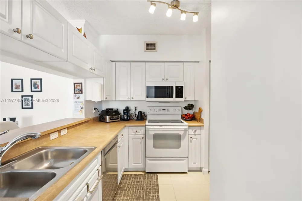 17100 Bay Rd #1810 Sunny Isles Beach, FL 33160