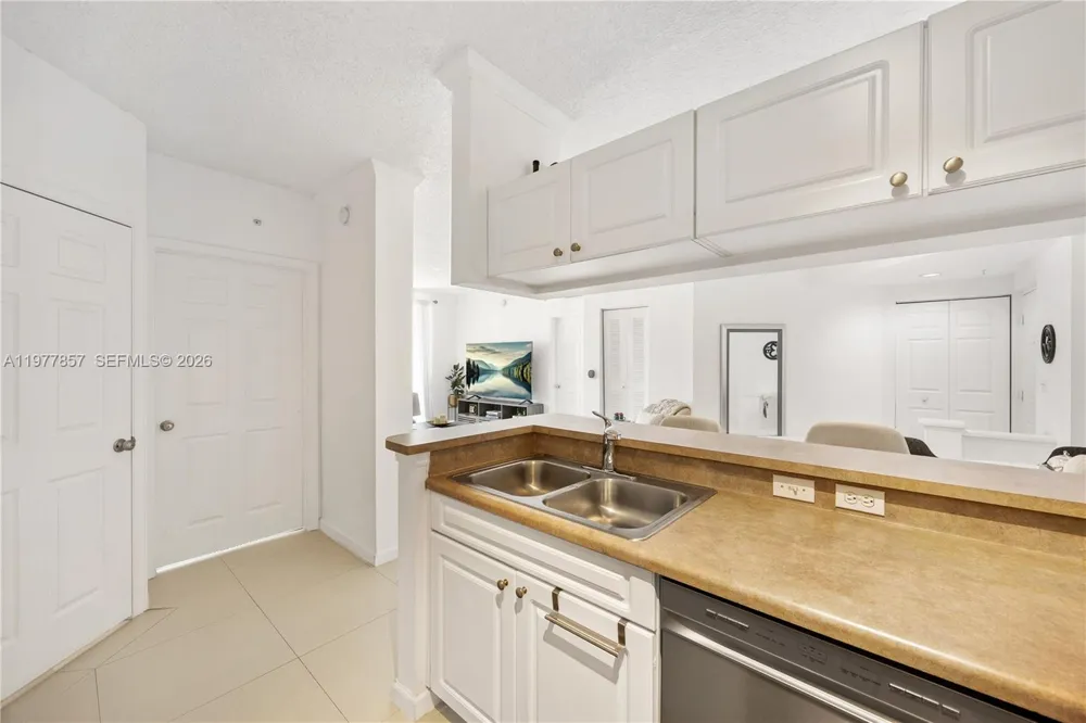 17100 Bay Rd #1810 Sunny Isles Beach, FL 33160