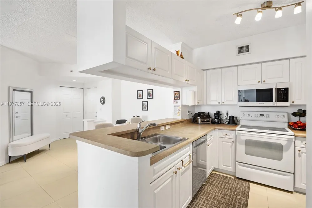 17100 Bay Rd #1810 Sunny Isles Beach, FL 33160