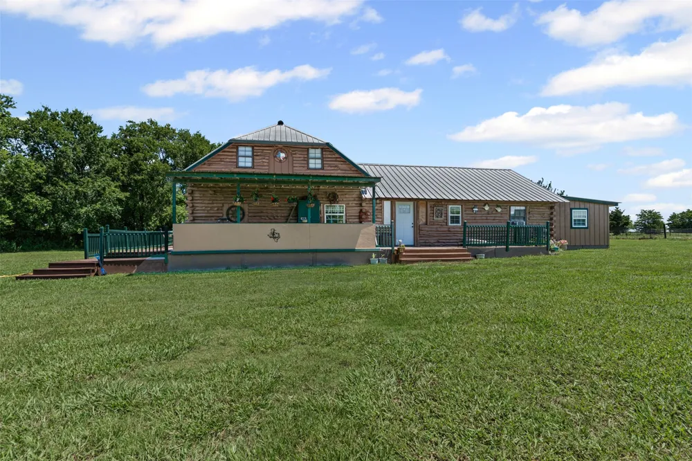 901 County Road 3925 Wolfe City, TX 75496