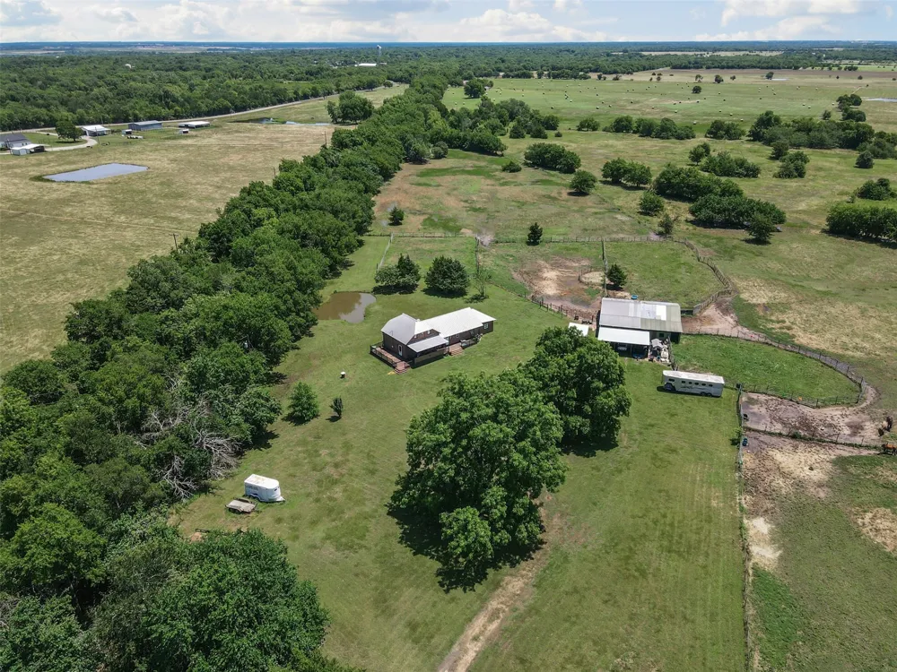901 County Road 3925 Wolfe City, TX 75496