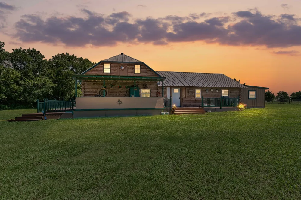 901 County Road 3925 Wolfe City, TX 75496