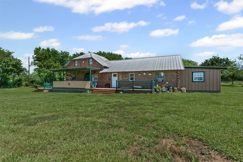901 County Road 3925 Wolfe City, TX 75496