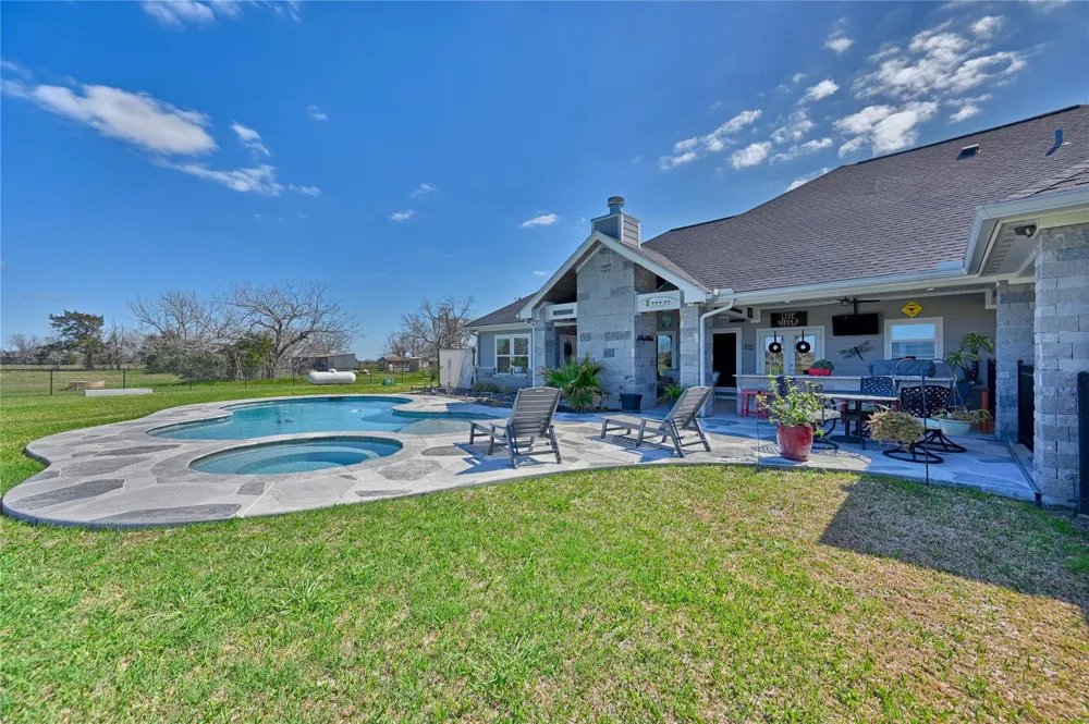 2244 W Us Highway 90a W Hallettsville, TX 77964