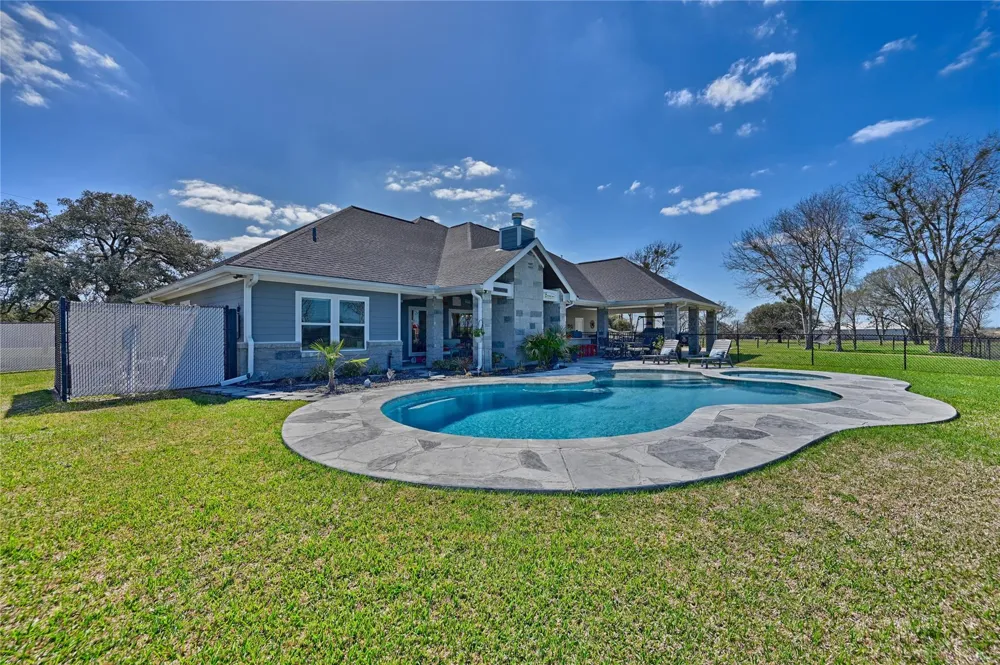2244 W Us Highway 90a W Hallettsville, TX 77964