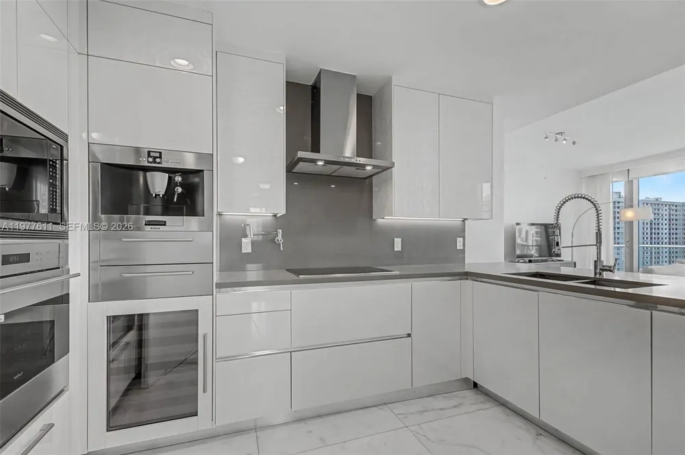 17475 Collins Ave #904 Miami Beach, FL 33160