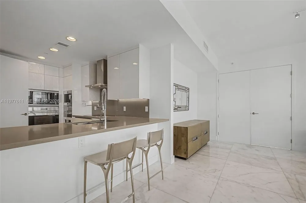 17475 Collins Ave #904 Miami Beach, FL 33160