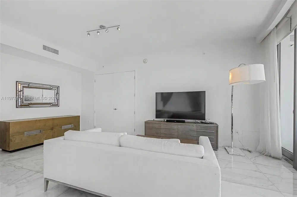 17475 Collins Ave #904 Miami Beach, FL 33160