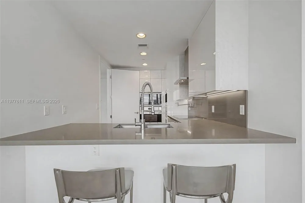 17475 Collins Ave #904 Miami Beach, FL 33160