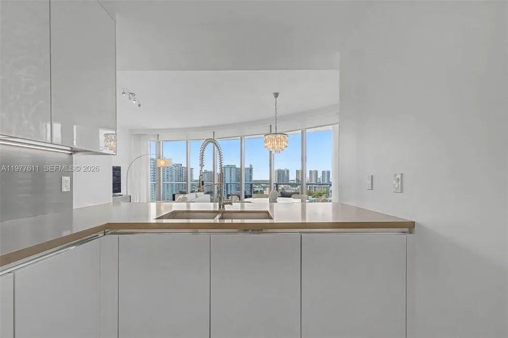 17475 Collins Ave #904 Miami Beach, FL 33160