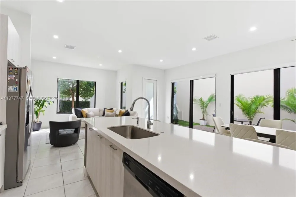 4395 NW 80th Ct Doral, FL 33166