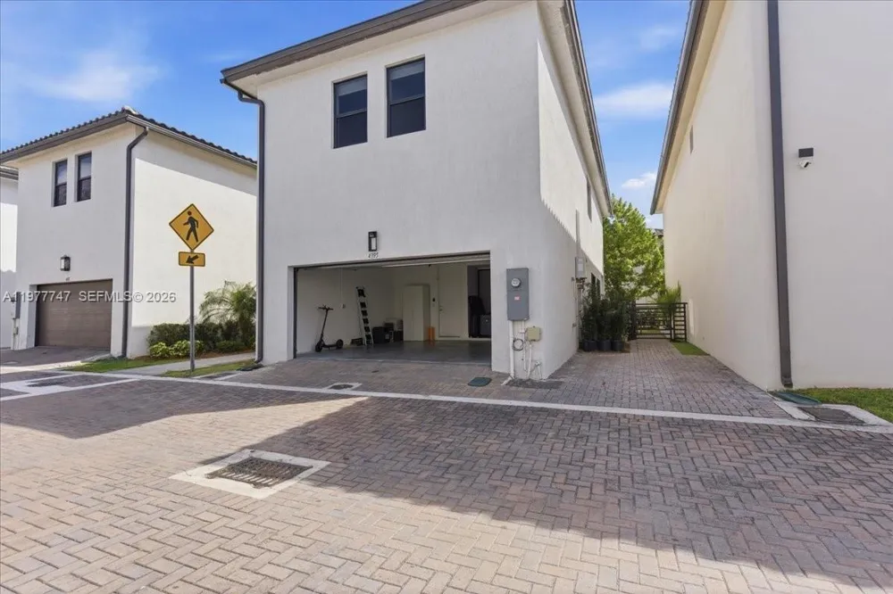 4395 NW 80th Ct Doral, FL 33166