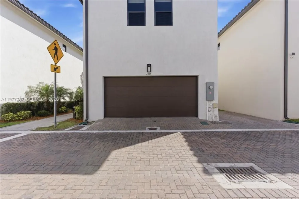 4395 NW 80th Ct Doral, FL 33166