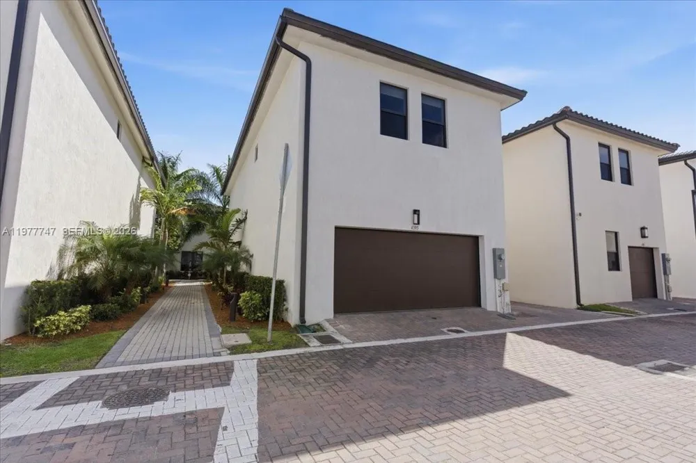 4395 NW 80th Ct Doral, FL 33166
