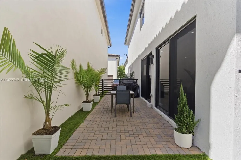 4395 NW 80th Ct Doral, FL 33166
