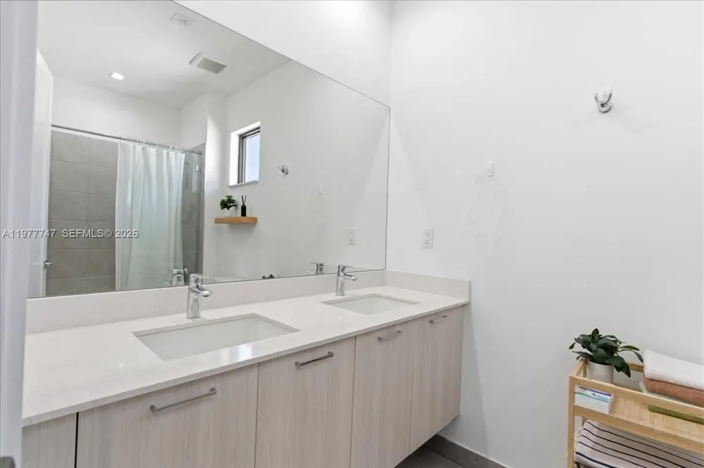 4395 NW 80th Ct Doral, FL 33166