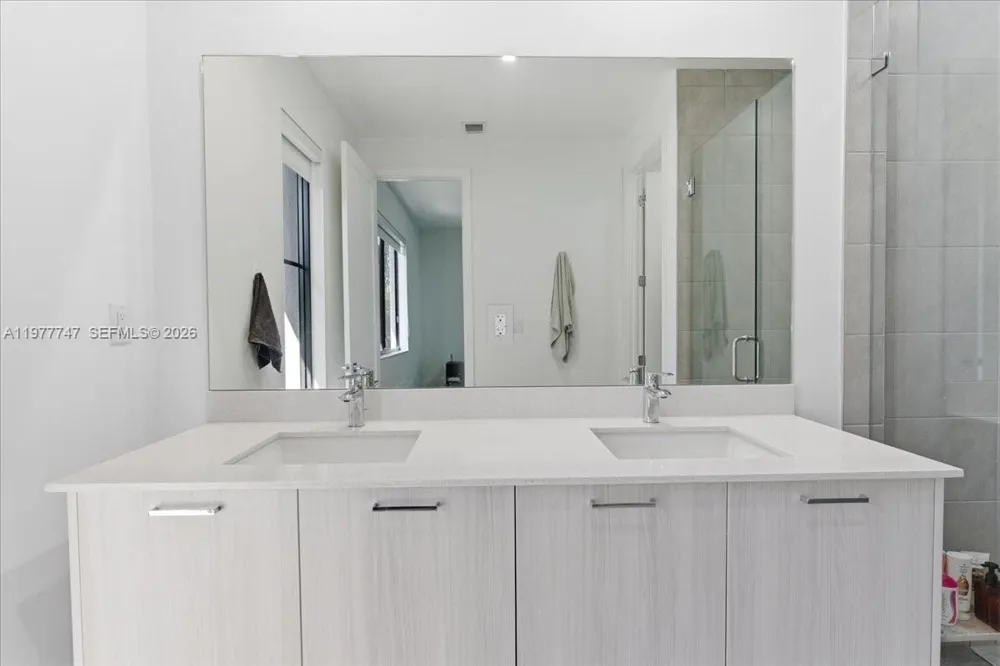 4395 NW 80th Ct Doral, FL 33166