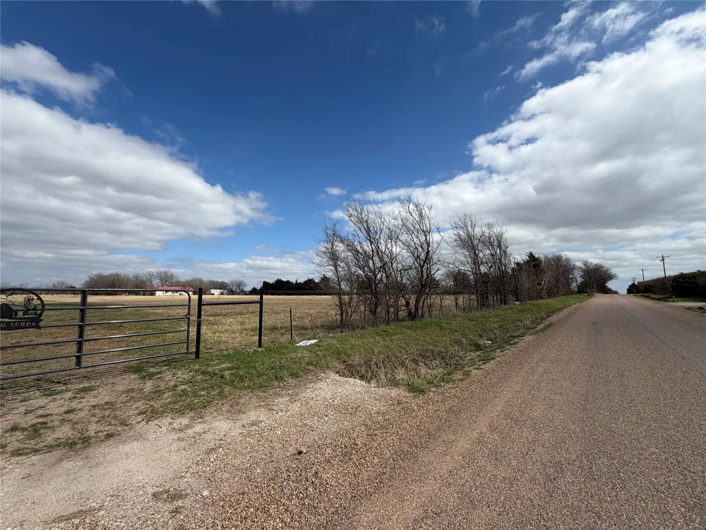 5793 County Road 4062 Scurry, TX 75158